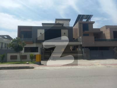 بحریہ ٹاؤن فیز 8 بحریہ ٹاؤن راولپنڈی,راولپنڈی میں 6 کمروں کا 1 کنال مکان 8.25 کروڑ میں برائے فروخت۔