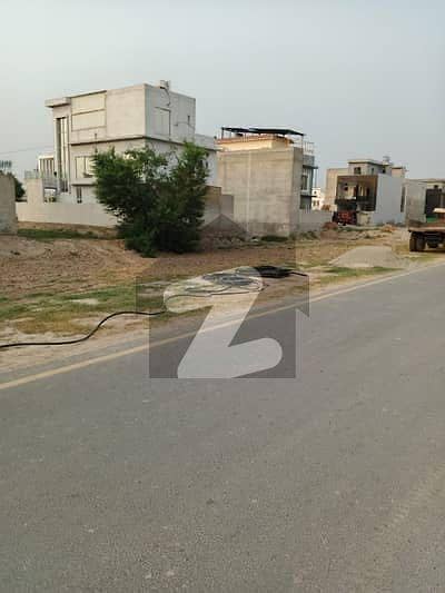 ڈی ایچ اے فیز 4 - بلاک ایفایف فیز 4,ڈیفنس (ڈی ایچ اے),لاہور میں 1 کنال رہائشی پلاٹ 4.6 کروڑ میں برائے فروخت۔