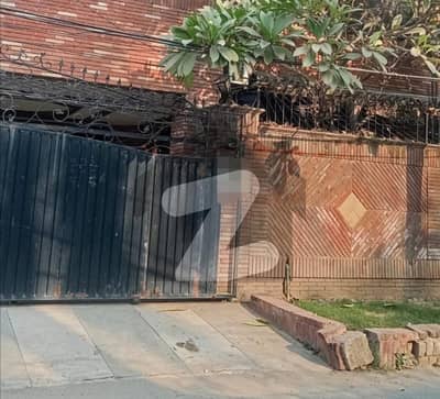 مین مارکیٹ گلبرگ,لاہور میں 6 کمروں کا 12 مرلہ مکان 6.5 کروڑ میں برائے فروخت۔