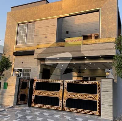 بحریہ آرچرڈ لاہور میں 5 کمروں کا 8 مرلہ مکان 3.1 کروڑ میں برائے فروخت۔