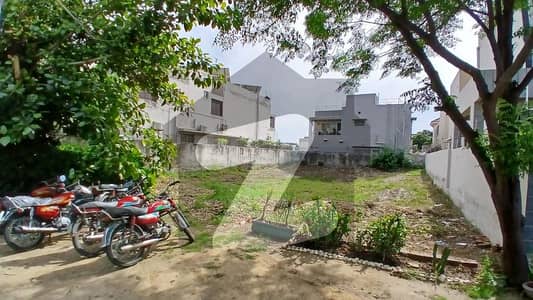 1 kanal plot excellent location DHA Phase 8 W block