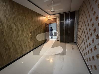 سیٹلائٹ ٹاؤن - 6 ویں روڈ سیٹیلائیٹ ٹاؤن - بلاک ڈی,سیٹیلائیٹ ٹاؤن,راولپنڈی میں 2 کمروں کا 5 مرلہ بالائی پورشن 45.0 ہزار میں کرایہ پر دستیاب ہے۔