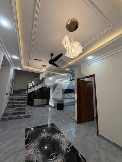 نیا ناظم آباد کراچی میں 5 کمروں کا 6 مرلہ مکان 6.65 کروڑ میں برائے فروخت۔