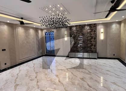 بحریہ ٹاؤن سیکٹر سی بحریہ ٹاؤن,لاہور میں 3 کمروں کا 5 مرلہ مکان 1.8 کروڑ میں برائے فروخت۔