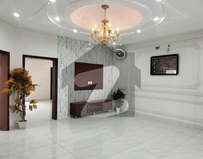 بحریہ ٹاؤن سیکٹر سی بحریہ ٹاؤن,لاہور میں 5 کمروں کا 10 مرلہ مکان 3.5 کروڑ میں برائے فروخت۔