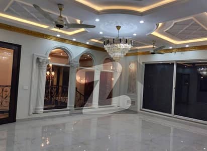 بحریہ ٹاؤن سیکٹر سی بحریہ ٹاؤن,لاہور میں 5 کمروں کا 1 کنال مکان 5.5 کروڑ میں برائے فروخت۔