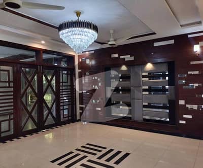 بحریہ ٹاؤن سیکٹر سی بحریہ ٹاؤن,لاہور میں 5 کمروں کا 1 کنال مکان 6.2 کروڑ میں برائے فروخت۔