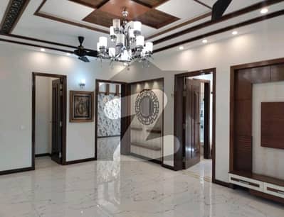 بحریہ ٹاؤن سیکٹر سی بحریہ ٹاؤن,لاہور میں 5 کمروں کا 1 کنال مکان 6.5 کروڑ میں برائے فروخت۔