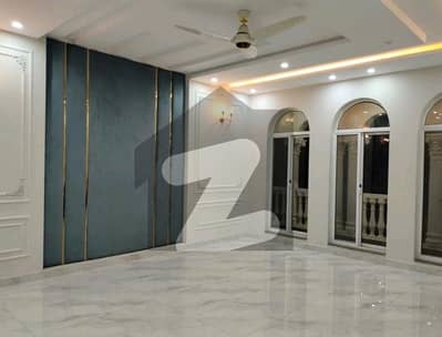 بحریہ ٹاؤن سیکٹر ای بحریہ ٹاؤن,لاہور میں 3 کمروں کا 5 مرلہ مکان 1.8 کروڑ میں برائے فروخت۔