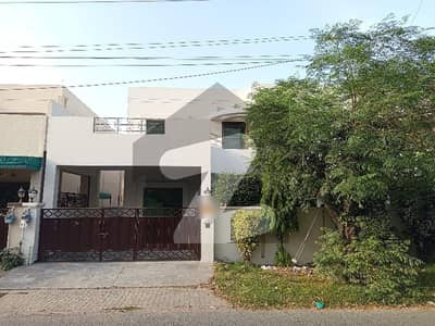 عسکری 10 - سیکٹر اے عسکری 10,عسکری,لاہور میں 5 کمروں کا 10 مرلہ مکان 5.65 کروڑ میں برائے فروخت۔