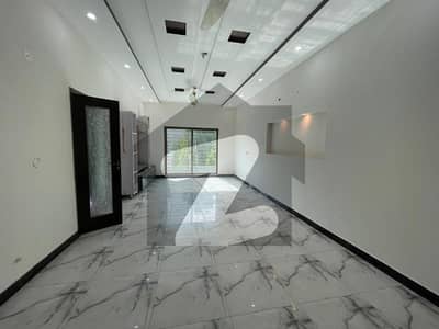 بحریہ ٹاؤن سیکٹر B بحریہ ٹاؤن,لاہور میں 5 کمروں کا 8 مرلہ مکان 3.25 کروڑ میں برائے فروخت۔