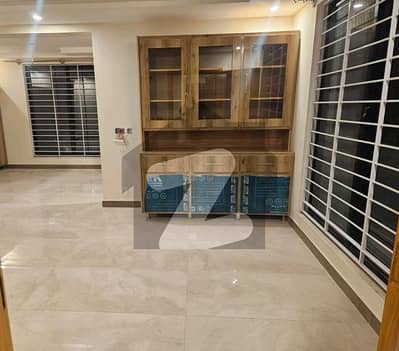 آئی ۔ 8 اسلام آباد میں 4 کمروں کا 1 کنال بالائی پورشن 3.2 لاکھ میں کرایہ پر دستیاب ہے۔