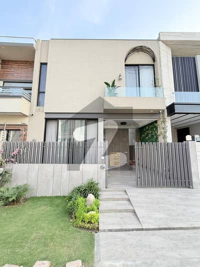 5 MARLA FULL FURNISHED HOUSE PRIME LOCATION NEAR PARK