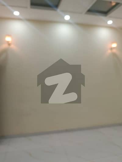 پی آئی اے مین بلیوارڈ لاہور میں 8 کمروں کا 12 مرلہ مکان 2.4 لاکھ میں کرایہ پر دستیاب ہے۔