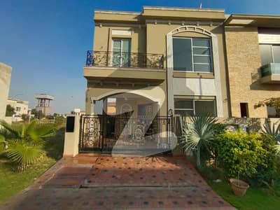 ڈی ایچ اے 9 ٹاؤن ڈیفنس (ڈی ایچ اے),لاہور میں 3 کمروں کا 5 مرلہ مکان 2.6 کروڑ میں برائے فروخت۔