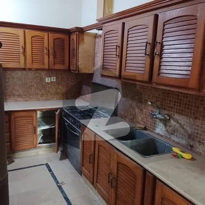 ایف ۔ 10 اسلام آباد میں 5 کمروں کا 1 کنال مکان 4.5 لاکھ میں کرایہ پر دستیاب ہے۔