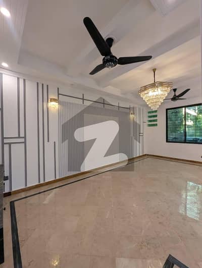 جوہر ٹاؤن لاہور میں 6 کمروں کا 5 مرلہ مکان 2.1 کروڑ میں برائے فروخت۔