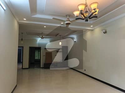 جی ۔ 10 اسلام آباد میں 5 کمروں کا 8 مرلہ مکان 6.25 کروڑ میں برائے فروخت۔