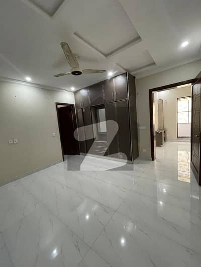 ایل ڈی اے ایوینیو لاہور میں 3 کمروں کا 10 مرلہ بالائی پورشن 62.0 ہزار میں کرایہ پر دستیاب ہے۔