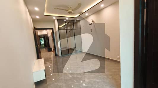 ڈی ایچ اے فیز 8 - بلاک کیو ڈی ایچ اے فیز 8,ڈیفنس (ڈی ایچ اے),لاہور میں 2 کمروں کا 4 مرلہ فلیٹ 2.1 کروڑ میں برائے فروخت۔