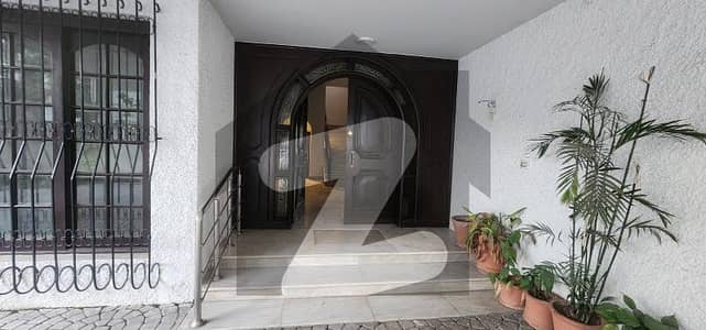 ایف ۔ 7 اسلام آباد میں 6 کمروں کا 1 کنال مکان 14.0 لاکھ میں کرایہ پر دستیاب ہے۔