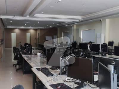 جوہر ٹاؤن لاہور میں 1 کنال Studio دفتر 5.5 لاکھ میں کرایہ پر دستیاب ہے۔