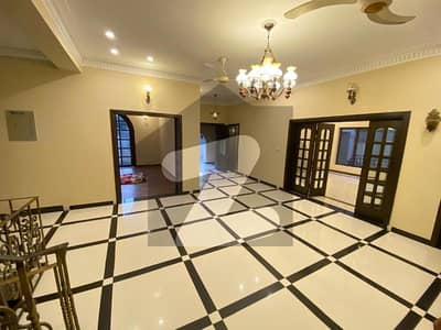 ایف ۔ 8 اسلام آباد میں 7 کمروں کا 1 کنال مکان 11.0 لاکھ میں کرایہ پر دستیاب ہے۔