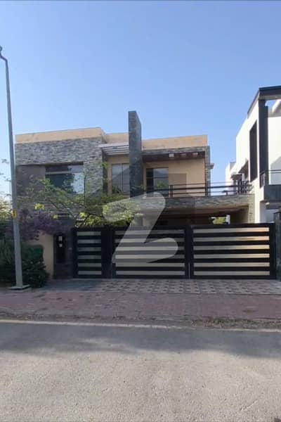 بحریہ ٹاؤن سیکٹر سی بحریہ ٹاؤن,لاہور میں 5 کمروں کا 1 کنال مکان 5.5 کروڑ میں برائے فروخت۔