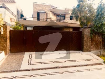 ڈی ایچ اے فیز 3 - بلاک ڈبلیو فیز 3,ڈیفنس (ڈی ایچ اے),لاہور میں 5 کمروں کا 1 کنال مکان 8.45 کروڑ میں برائے فروخت۔