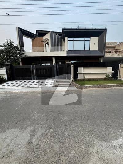 ویلینشیاء ہاؤسنگ سوسائٹی لاہور میں 5 کمروں کا 1 کنال مکان 10.5 کروڑ میں برائے فروخت۔