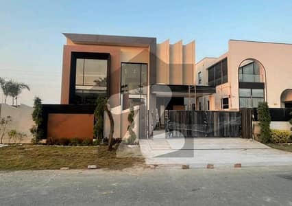 ڈی ایچ اے فیز 7 - بلاک زیڈ ڈی ایچ اے فیز 7,ڈیفنس (ڈی ایچ اے),لاہور میں 5 کمروں کا 1 کنال مکان 10.9 کروڑ میں برائے فروخت۔