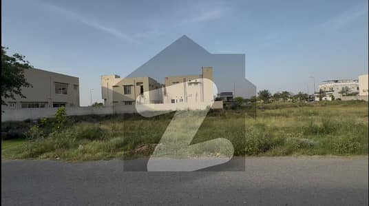 ڈی ایچ اے فیز 8 - بلاک ٹی فیز 8,ڈیفنس (ڈی ایچ اے),لاہور میں 1 کنال رہائشی پلاٹ 4.6 کروڑ میں برائے فروخت۔