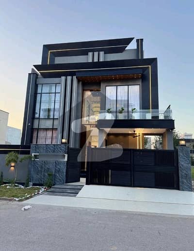 سٹی ہاؤسنگ سوسائٹی گوجرانوالہ میں 5 کمروں کا 10 مرلہ مکان 4.8 کروڑ میں برائے فروخت۔