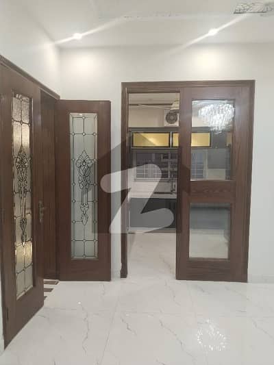 بحریہ ٹاؤن لاہور میں 5 کمروں کا 10 مرلہ مکان 4.5 کروڑ میں برائے فروخت۔