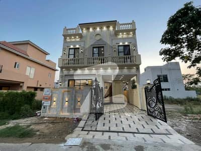 ڈی ایچ اے 9 ٹاؤن ۔ بلاک سی ڈی ایچ اے 9 ٹاؤن,ڈیفنس (ڈی ایچ اے),لاہور میں 3 کمروں کا 5 مرلہ مکان 3.24 کروڑ میں برائے فروخت۔