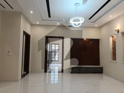 واپڈا ٹاؤن فیز 1 - بلاک ایف2 واپڈا ٹاؤن فیز 1,واپڈا ٹاؤن,لاہور میں 5 کمروں کا 10 مرلہ مکان 5.6 کروڑ میں برائے فروخت۔