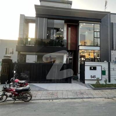 بحریہ آرچرڈ لاہور میں 5 کمروں کا 10 مرلہ مکان 4.7 کروڑ میں برائے فروخت۔