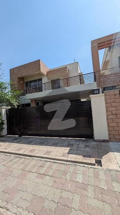 بحریہ ٹاؤن لاہور میں 5 کمروں کا 10 مرلہ مکان 1.0 لاکھ میں کرایہ پر دستیاب ہے۔