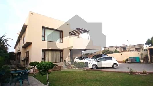 ڈی ایچ اے فیز 8 ڈی ایچ اے ڈیفینس,کراچی میں 7 کمروں کا 2 کنال مکان 32.0 کروڑ میں برائے فروخت۔