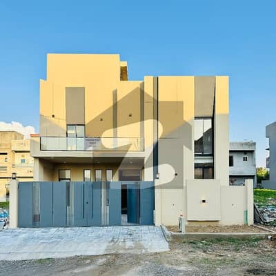 ایم پی سی ایچ ایس - بلاک ڈی ایم پی سی ایچ ایس ۔ ملٹی گارڈنز,بی ۔ 17,اسلام آباد میں 5 کمروں کا 10 مرلہ مکان 5.5 کروڑ میں برائے فروخت۔