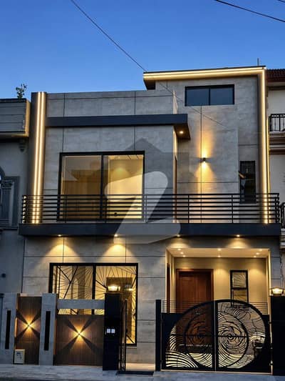 5 MARLA BRAND NEW ULTRA MODERN HOUSE FOR SALE.