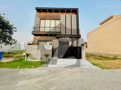 ڈی ایچ اے 9 ٹاؤن ۔ بلاک بی ڈی ایچ اے 9 ٹاؤن,ڈیفنس (ڈی ایچ اے),لاہور میں 3 کمروں کا 5 مرلہ مکان 2.8 کروڑ میں برائے فروخت۔