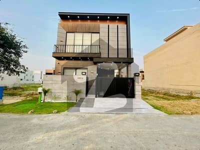 ڈی ایچ اے 9 ٹاؤن ۔ بلاک اے ڈی ایچ اے 9 ٹاؤن,ڈیفنس (ڈی ایچ اے),لاہور میں 3 کمروں کا 5 مرلہ مکان 2.8 کروڑ میں برائے فروخت۔