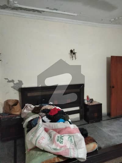 MIAN ESTATE OFFERS 10 MARLA MIDDLE PORTION AVAILABLE FOR RENT FOR FAMILY/SILENT OFFICE/BACHELORS