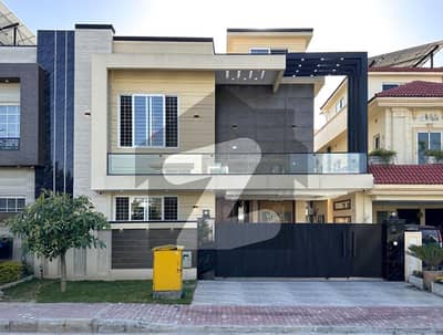 بحریہ گرینز۔ اوورسیز انکلیو - سیکٹر 3 بحریہ گرینز۔ اوورسیز انکلیو,بحریہ ٹاؤن فیز 8,بحریہ ٹاؤن راولپنڈی,راولپنڈی میں 5 کمروں کا 10 مرلہ مکان 5.25 کروڑ میں برائے فروخت۔