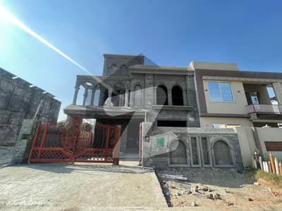 بحریہ آرچرڈ لاہور میں 5 کمروں کا 10 مرلہ مکان 2.7 کروڑ میں برائے فروخت۔