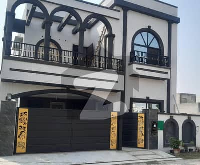 بحریہ آرچرڈ لاہور میں 5 کمروں کا 8 مرلہ مکان 2.9 کروڑ میں برائے فروخت۔