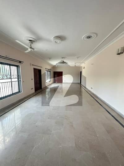 بنی گالہ اسلام آباد میں 4 کمروں کا 1 کنال زیریں پورشن 1.6 لاکھ میں کرایہ پر دستیاب ہے۔