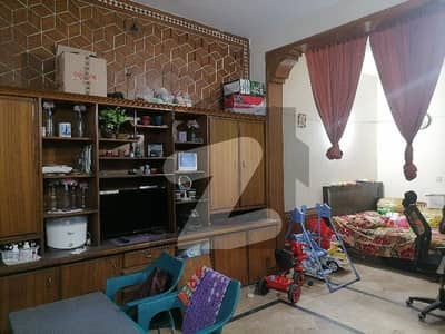 جوہر ٹاؤن لاہور میں 4 کمروں کا 5 مرلہ مکان 2.6 کروڑ میں برائے فروخت۔