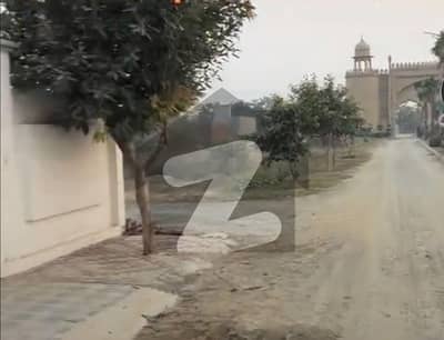 سفاری گارڈن ہاؤسنگ سکیم لاہور میں 3 کنال زرعی زمین 1.35 کروڑ میں برائے فروخت۔